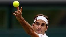 Švýcarský tenista Roger Federer servíruje ve druhém kole Wimbledonu, v němž...