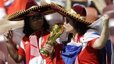 Ruská fanynka líbá repliku trofeje pro vítěze fotbalového mistrovství světa...