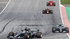 Momentka z Velké ceny Rakouska formule 1, vpedu jede Lewis Hamilton, za ním...
