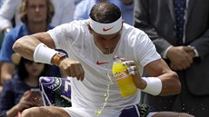 Španělský tenista Rafael Nadal se občerstvuje během 3. kola Wimbledonu.