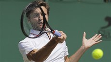 Francouzský tenista Gilles Simon se soustředí na úder ve 3. kole Wimbledonu.