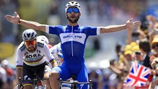 Kolumbijský cyklista Fernando Gaviria vítzoslavn protíná cíl úvodní etapy...