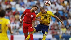 Ola Toivonen ze �védska (vpravo) a Kyle Walker z Anglie v hlavi�kovém souboji