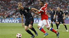 Chorvatský obránce Ivan Strini (vlevo) uniká s míem Alexandru Samedovovi z...