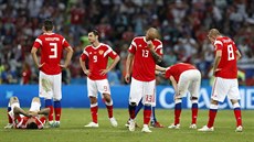 Smutní ruští fotbalisté po vyřazení ve čtvrtfinále mistrovství světa