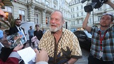 Reisér Terry Gilliam se ochotn podepisuje ped Grandhotelem Pupp (3. ervence...