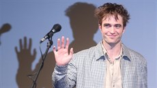 Robert Pattinson nastoupil na pódium karlovarského divadla s hodně ležérním...