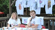 editelka zooparku Vra Fryová a námstek primátora David Dinda pi...