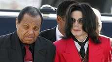 Joe Jackson a jeho syn Michael Jackson (Santa Maria, 14. března 2005)
