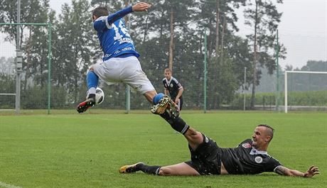 NIC SI NEDAROVALI. Fotbalisté Dynama (v erném) a Táborska se utkali ve Staré...