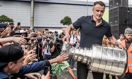 Jakub Vrna prochz kolem fanouk v Praze se Stanley Cupem.