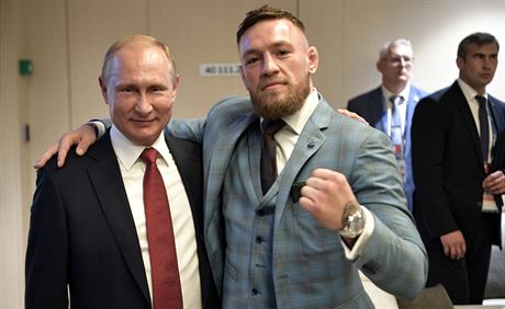 MMA zápasník Connor McGregor se objímá s prezidentem Ruska Vladimirem Putinem...