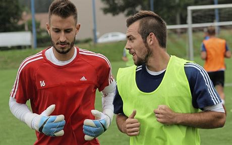 Gólman Ludk Vejmola (vlevo) a útoník Stanislav Klobása se vyklusávají po...