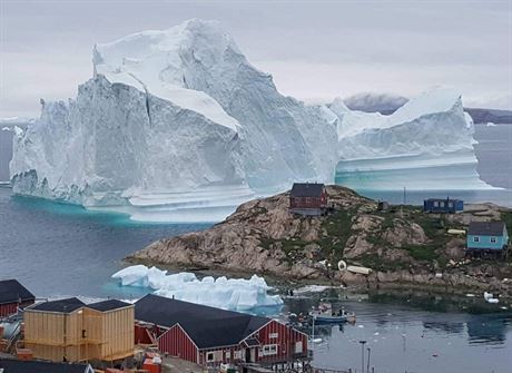 Obí ledovec poblí grónské obce Innaarsuit (12. ervence 2018)