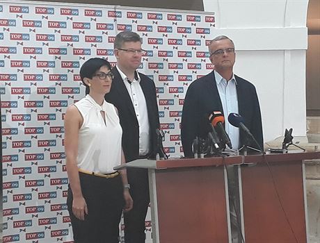 éf poslanc TOP 09 Miroslav Kalousek, pedseda strany Jií Pospíil a první...