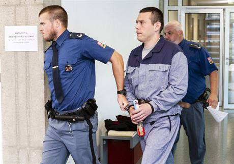 eslav Hurina obalovaný z vrady policisty pichází v doprovodu eskorty k jednací síni olomouckého krajského soudu (snímek z dívjího soudního jednání).