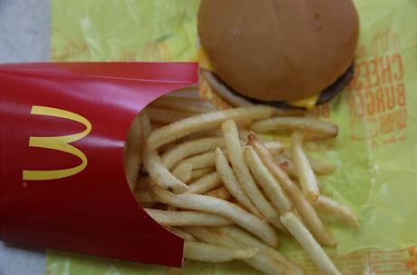 Cheeseburger a hranolky z McDonalds (ilustraní foto, snímek prodávaného burgeru najdete níe v tweetu)