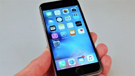 iPhone 6s je stále slun vybavený smartphone. Apple jej spolu s modelem SE...