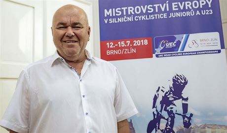 OD HOKEJE K CYKLISTICE. Vladislav Hamrla se angauje pedevím v ledním hokeji. Na mistrovství Evropy v silniní cyklistice ve Zlín psobí v roli technického editele.