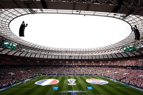 Fotbalisté Francie a Chorvatska poslouchají hymny ped finále mistrovství svta.