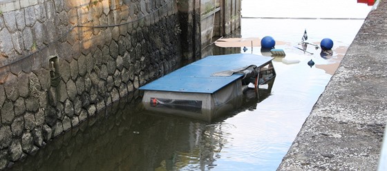 V plavební komo�e v Nedakonicích u Uherského Hradi�t� se potopila malá výletní...