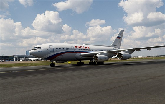 Letadlo ruského prezidenta Vladimira Putina na letišti v Helsinkách (16....