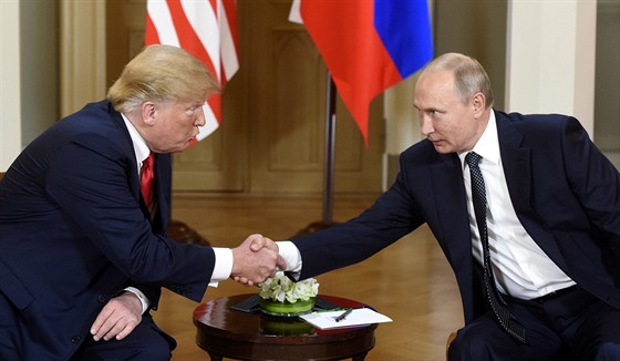 Ruský prezident Vladimir Putin a éf Bílého domu Donald Trump bhem...