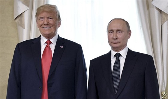 Ruský prezident Vladimir Putin a prezident USA Donald Trump po jednání mezi...