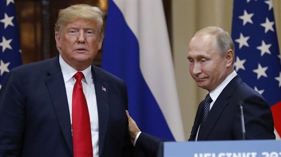 Americký prezident Donald Trump a jeho ruský protjek Vladimir Putin na...