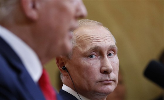 Ruský prezident Vladimir Putin a éf Bílého domu Donald Trump na závrené...