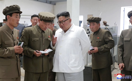 Severokorejský vdce Kim ong-un na inspekci továrny na severu KLDR (17....