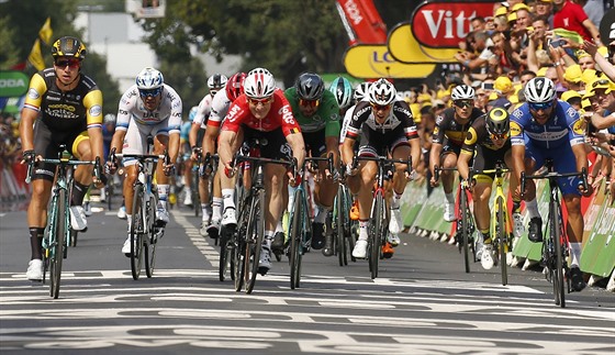 Dylan Groenewegen (vlevo) ovládl osmou etapu Tour de France.