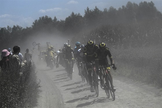 KOSTKY A PÁDY. Devátá etapa Tour de France pinesla cyklistm mnoho bolesti a...