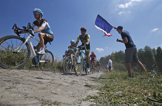 Romain Bardet na kostkách v deváté etap Tour de France.
