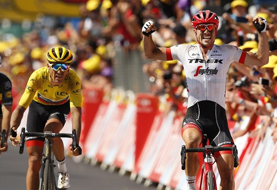 Nmecký cyklista John Degenkolb slaví vítzství v deváté etap Tour de France.