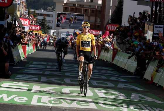 Geraint Thomas v cíli na Alpe dHuez slaví etapové vítzství.