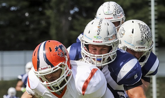 Zápas amerického fotbalu mezi Prague Lions a Ostrava Steelers (v modrém)