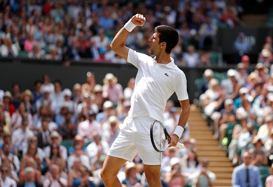 Srbský tenista Novak Djokovi slaví získaný bod ve tvrtfinále Wimbledonu.