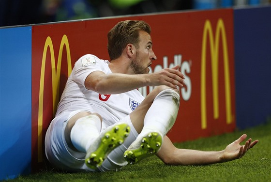 Anglický kapitán Harry Kane se neochotn zvedá z trávníku v zápase proti...