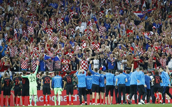 Chorvatští fotbalisté se společně se svými fanoušky radují z postupu do finále...