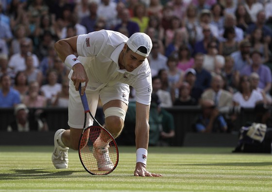 Klopýtnutí Ameriana Johna Isnera v nejdelím semifinále Wimbledonu vech dob.
