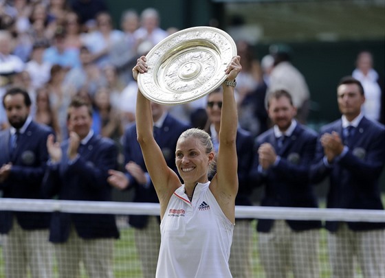 Angelique Kerberová slaví zisk titulu ve Wimbledonu.