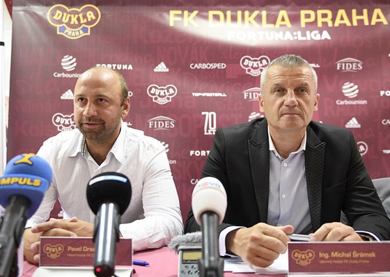 Trenér Pavel Drsek (vlevo) a výkonný editel Michal rámek vystoupili na...