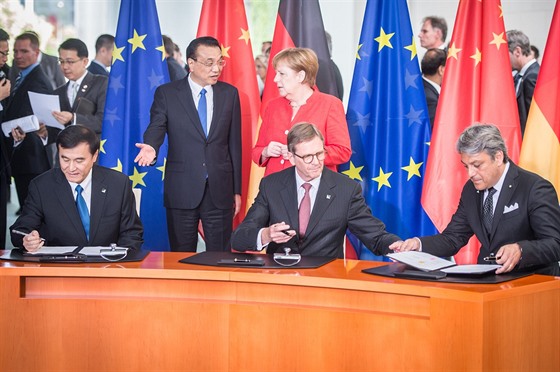 Seat se vrací do Číny. Dohodu dnes v Berlíně slavnostně podepsali Luca de Meo...