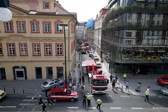 Na stavbě v Mikulandské ulici v centru Prahy se propadla klenba budovy. Sutiny...