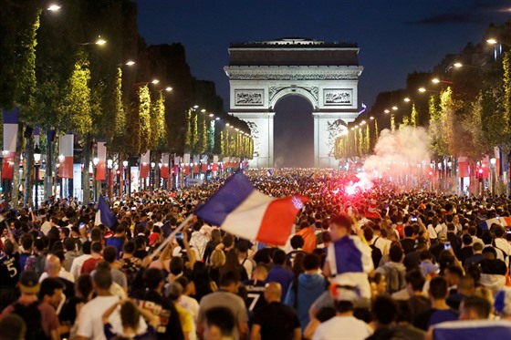 VIVE LA FRANCE. Franouzští fanoušci slaví na slavné pařížské třídě...