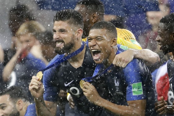 ZLATÉ KAPKY. Olivier Giroud (vlevo) a Kylian Mbappé (vpravo) se zlatými...