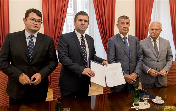 Zástupci ANO a ČSSD podepsali koaliční smlouvu. Na snímku jsou zleva šéf...