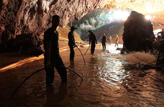 Snímek z jeskyn Tham Luang bhem operace na záchranu thajských chlapc