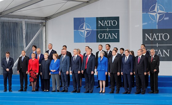 Zstupci lenskch zem NATO na summitu v Bruselu. Zcela vpravo prezident Milo...